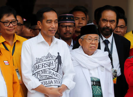 Indonesian President Joko Widodo (L) and his running mate for the 2019 presidential elections Islamic cleric Ma'ruf Amin (R) meet supporters in Jakarta, Indonesia August 10, 2018. REUTERS/Darren Whiteside