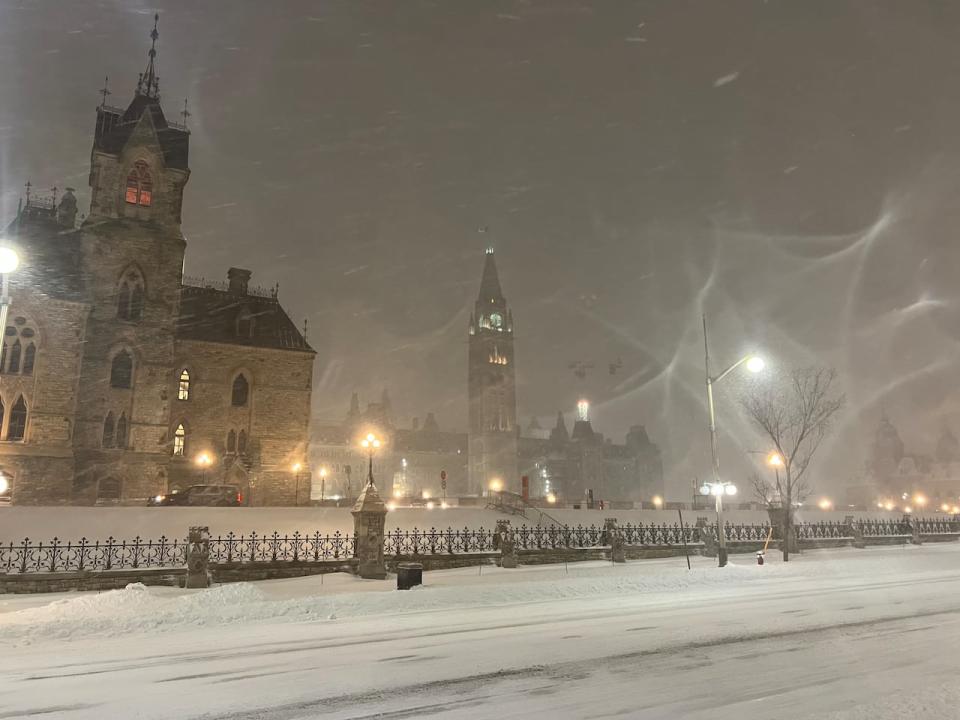 High winds push a downfall of snow onto Parliament Hill on Saturday morning. A winter storm warning from Environment Canada is still in effect. (Giacomo Panico - image credit)