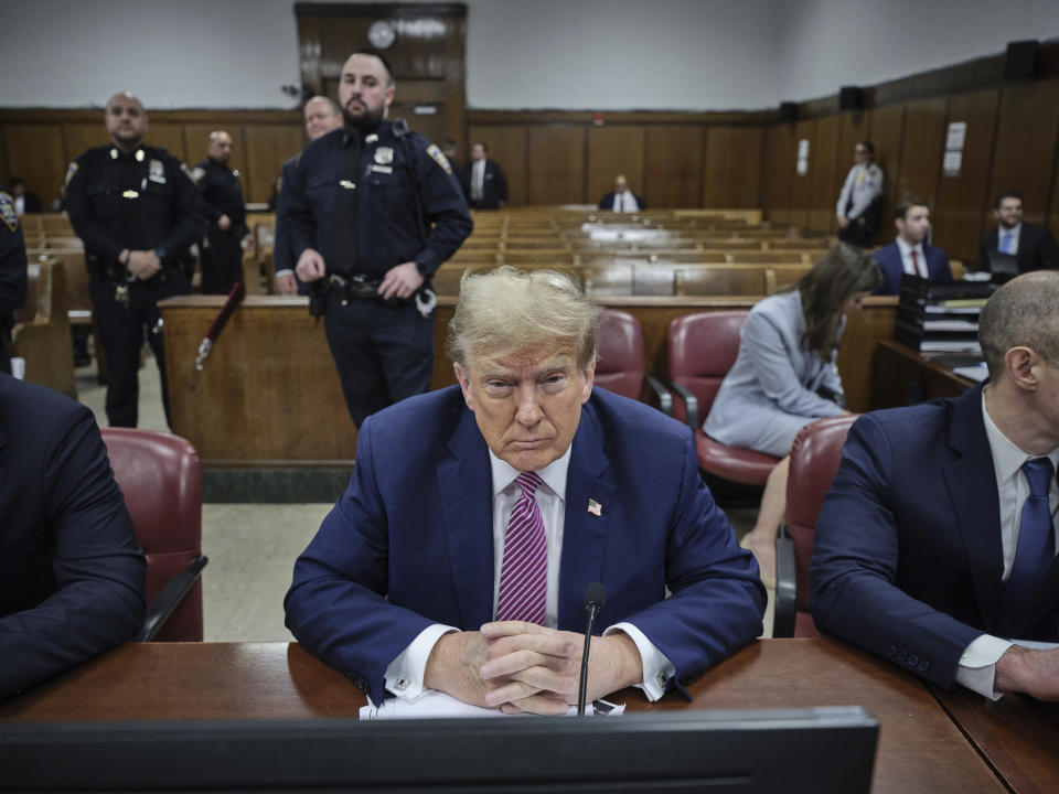 El expresidente Donald Trump se presenta para la selección del jurado en su juicio en un tribunal de lo penal en Manhattan, el viernes 19 de abril de 2024, en Nueva York. (Curtis Means/DailyMail.com vía AP, foto compartida)