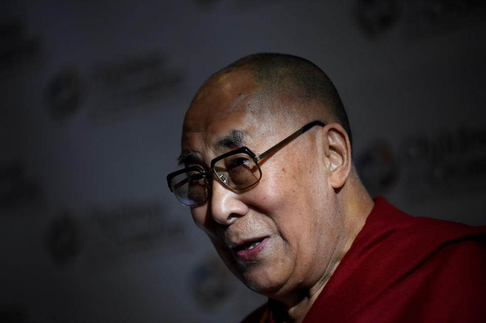 西藏精神領袖達賴喇嘛（Dalai Lama）6日在美國歡度89歲生日。達賴喇嘛透過影片表示日前接受了膝關節手術，目前正在復原，並感覺「身體狀況良好」，澄清外界有關他健康狀況不佳的傳言。（路透社資料照）