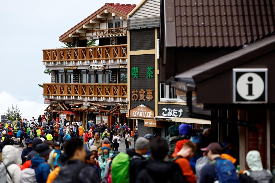 富士山迎開山日，1日登山者和遊客聚集在富士山5合目的富士吉田口步道（吉田路線）。路透社