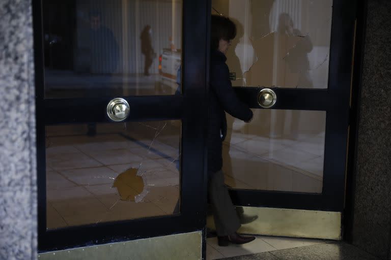 La puerta de un edificio en Juncal y Uruguay quedó vandalizada después de los tensos enfrentamientos entre la Policía de la Ciudad y los manifestantes