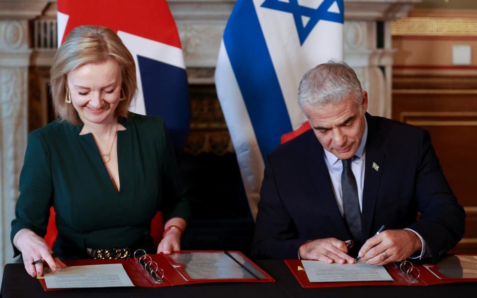 Liz Truss and Yair Lapid signing the UK and Israel's new memorandum of understanding at Downing Street - Hannah McKay/Reuters