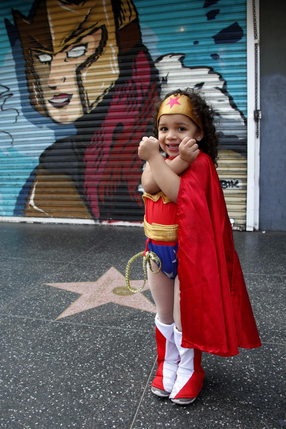 <p>Leila Clark, de dos años, hizo su mejor pose de “Mujer Maravilla”. EFE/MIKE NELSON </p>
