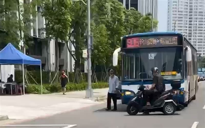 公車司機也下車要跟機車騎士理論。（圖／民眾提供）