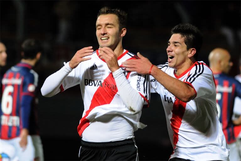 Pezzella celebra un gol con la camiseta de River, ante San Lorenzo, en 2014