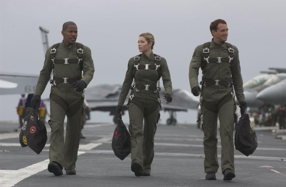 Es hätte wohl eine moderne Version von "Top Gun" werden sollen - und wurde stattdessen zum geistigen und finanziellen Tiefflieger: "Stealth" legte 2005 eine komplette Bruchlandung hin. Das Budget des Pilotenfilms war mit 135 Millionen Dollar fast so hoch wie der Schuldenberg, der die High-Tech-Flugzeuge nun begräbt: 127 Millionen Dollar. (Bild: Sony)