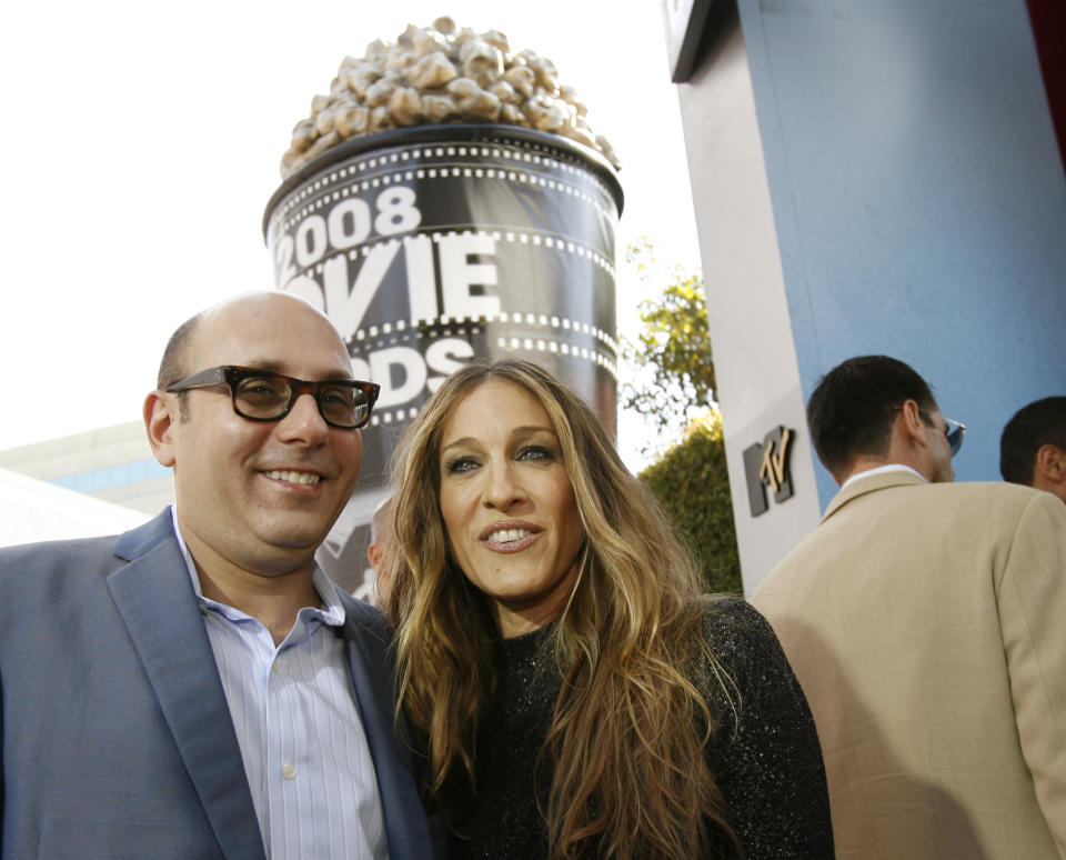 Actress Sarah Jessica Parker poses with actor Willie Garson at the 2008 MTV Movie Awards in Los Angeles June 1, 2008.     REUTERS/Mario Anzuoni (UNITED STATES)