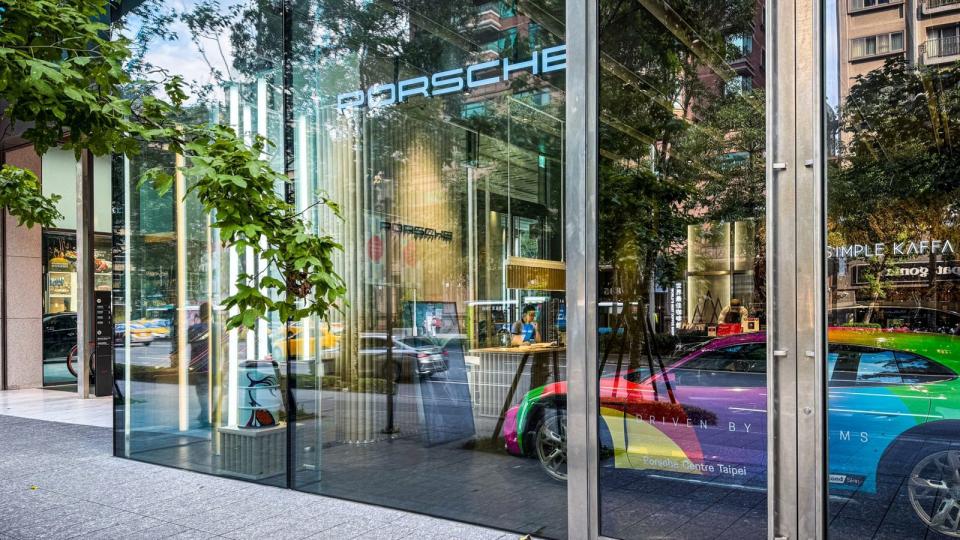 承襲保時捷一貫獨特的德國品牌血統的 Porsche NOW 全新型態概念店充滿雅緻與現代奢華的保時捷品牌特色交融，進駐繁華的台北市東區。