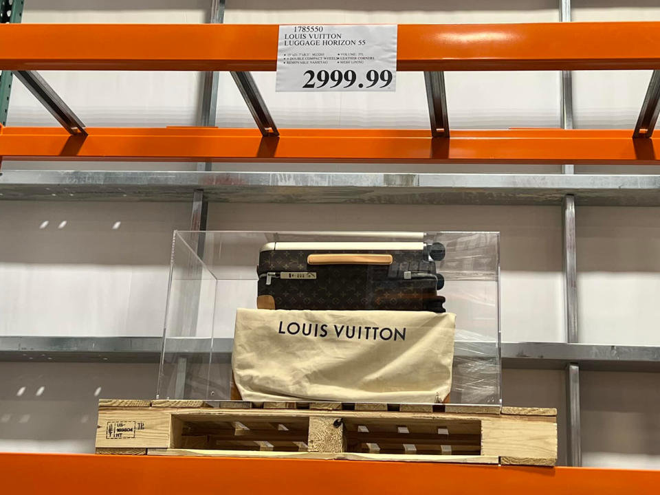 佛羅里達州Clermont分店，將Louis Vuitton（LV）皮篋放在卡板上展示。（Angela Angione Moore, Facebook）