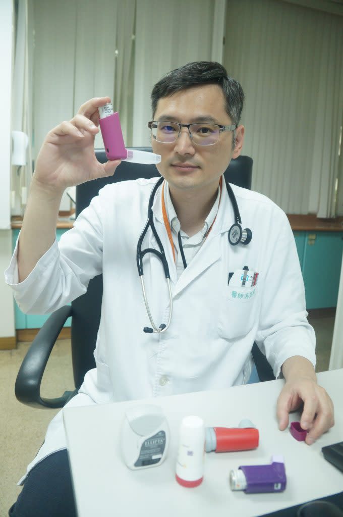 醫師吳昱蔚提醒氣喘患者就醫諮詢，選擇適當的支氣管擴張劑之劑型。（台南醫院提供）