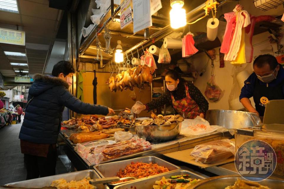 攤頭除了肉類大菜，還有炒溪蝦、涼拌鳳爪、毛豆等冷盤熟食。