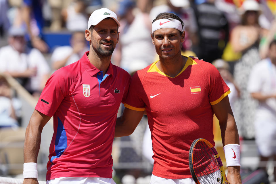 El español Rafael Nadal, a la derecha, y el serbio Novak Djokovicpose posan antes de enfrentarse en la segunda ronda del tenis de los Juegos Olímpicos en el estadio de Roland Garros, lunes 29 de julio de 2024, París, Francia. (AP Foto/Andy Wong)