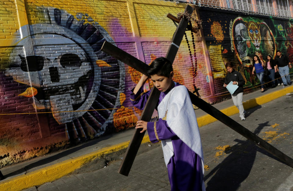 Eine Junge trägt am Karfreitag ein Kreuz durch den das Viertel Iztapalapa in Mexico City. (Bild: REUTERS/Henry Romero)