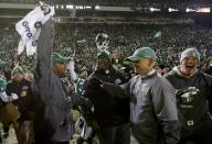 Saskatchewan Roughriders head coach Corey Chamblin (L) celebrates with coaching staff on the sidelines as their team defeated the Hamilton Tigers Cats to win the CFL's 101st Grey Cup championship football game in Regina, Saskatchewan November 24, 2013. REUTERS/Todd Korol (CANADA - Tags: SPORT FOOTBALL)