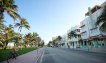 Un ciclista circula por la Ocean Drive de Miami (Estados Unidos) vacía el 2 de abril. (Foto: Cliff Hawkins / Getty Images).