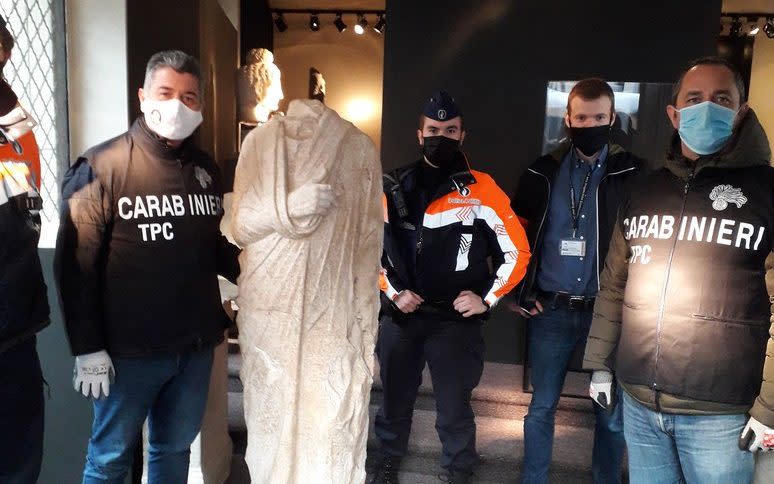 Carabinieri officers with the recovered Roman statue found in Brussels - Carabinieri