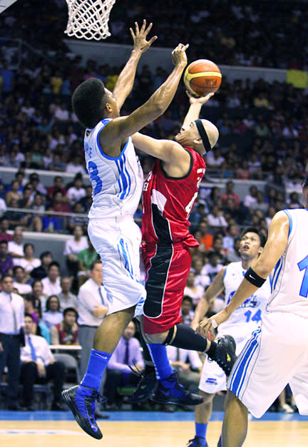 Mark Caguioa drives against Joe Devance. (PBA Images)