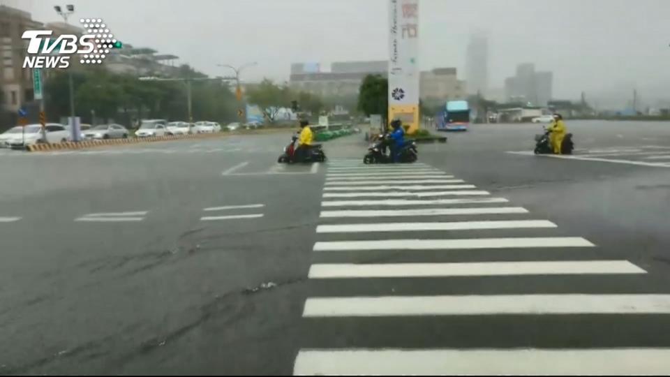 熱帶性低氣壓造成南台灣下起豪雨還淹水，氣象局提醒中午過後熱帶性低氣壓將北抬，中部和北部地區也將會出現大雨。(圖／TVBS)