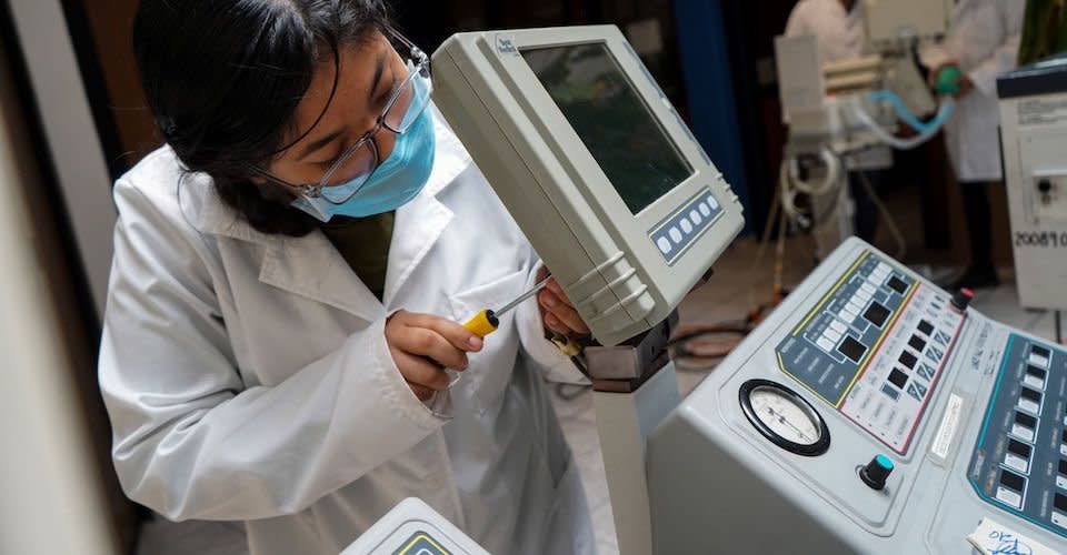 Voluntarios del Instituto Tecnológico de Morelia reparan ventiladores que serán enviados a todo el país para combatir el brote de Covid-19.