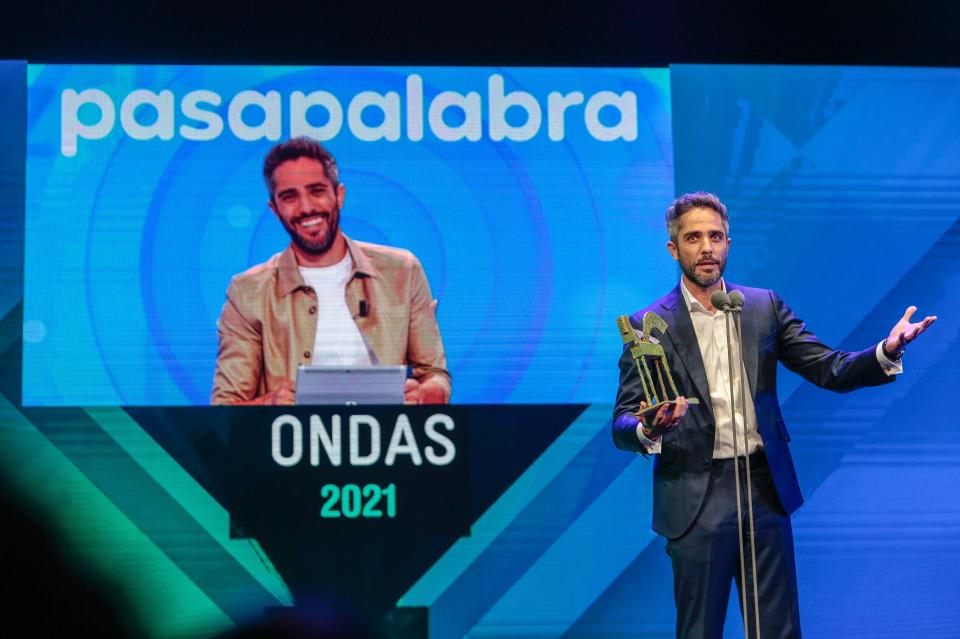 BARCELONA, ESPAÑA - 16 DE NOVIEMBRE: El periodista Roberto Leal Guillén posa con su Premio Ondas por el programa de televisión 'Pasapalabra' durante la 68ª Gala de los Premios Ondas 2021 celebrada en el Teatro Coliseum el 16 de noviembre de 2021 en Barcelona, ​​España. (Foto de Miquel Benítez/Getty Images)