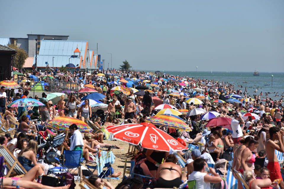 Playa británica llena de gente durante la pandemia. 25 de junio. (Getty Images)