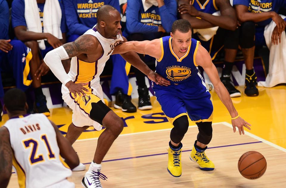 NBA巨星Stephen Curry（控球者）與已故傳奇Kobe Bryant。（Photo credit should read FREDERIC J. BROWN/AFP via Getty Images）