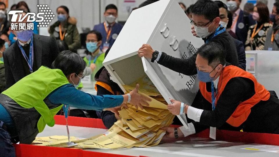 香港立法會選舉於19日晚間結束投票，工作人員漏夜開票。（圖／達志影像美聯社）