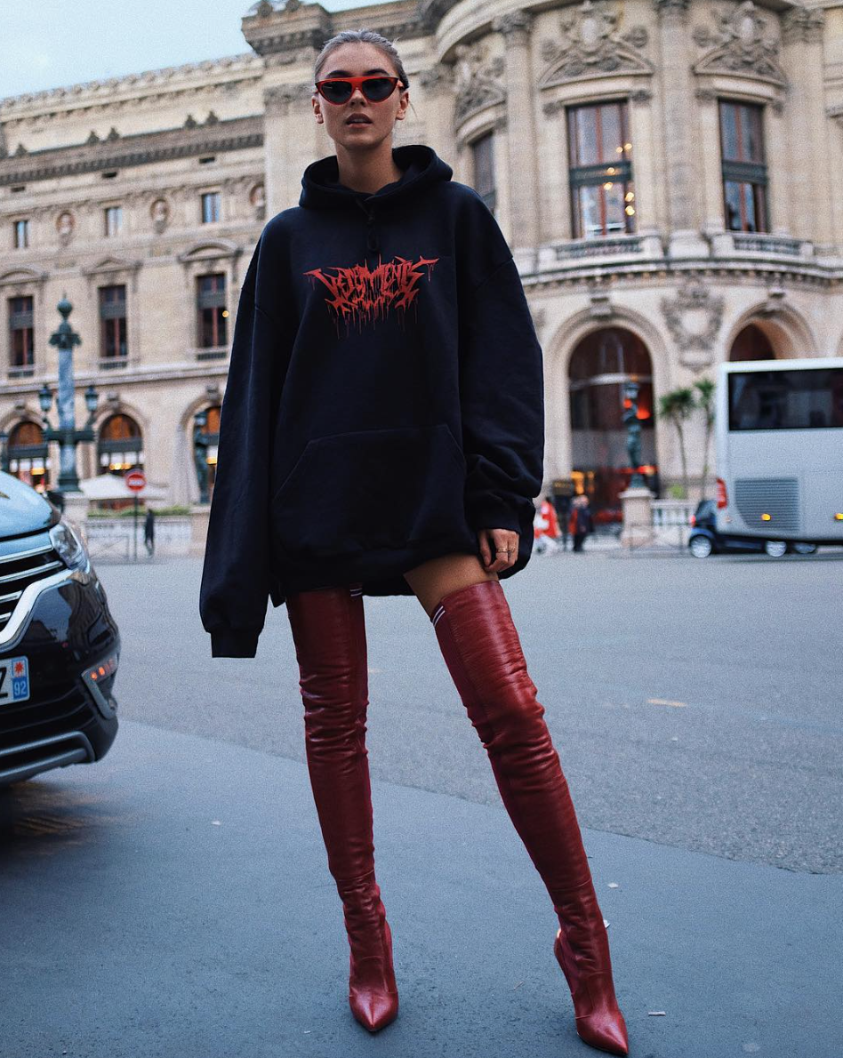 <p>Stefanie Giesinger zeigt immer die coolsten Trends. Die Kombi aus Hoodie und Overknees ist ihr super gelungen. Die feuerroten Trendstiefel verleihen dem lässigen Pullover-Look eine feminine Note. (Bild: Instagram/stefaniegiesinger) </p>