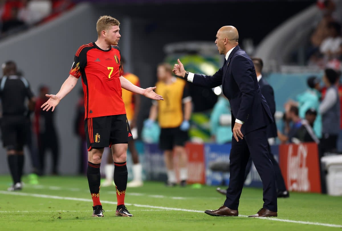 Kevin De Bruyne in discussion with manager Roberto Martinez (Getty Images)