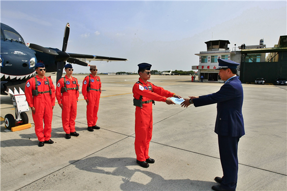 隸屬空軍第439混合聯隊的S-2T型2206號反潛機，20日執行最後一次飛行任務後，由正駕駛王中校將該機資料交予空軍官校校長張延廷少將，完成它守土衛國的職責。（軍聞社記者姜大宇攝）