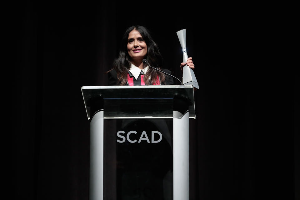 <p>Este fue el vestidito de Salma Hayek que dividió opiniones, pues muchos la compararon con una institutriz durante su paso por el festival de cine SCAD Savannah, en Georgia </p>