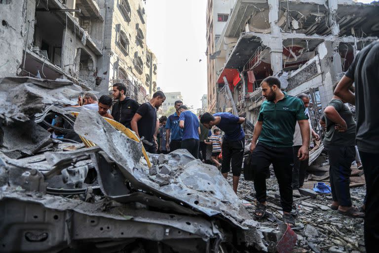 Palestinos revisan las ruinas de un edificio tras los ataques aéreos israelíes, en el norte de la Franja de Gaza. (Xinhua)
