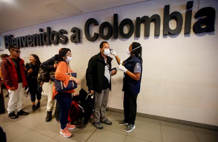 Foto de archivo. Personal médico verifica la temperatura de los pasajeros que ingresan al país desde el exterior para detectar posibles casos de coronavirus en el aeropuerto internacional El Dorado de Bogotá