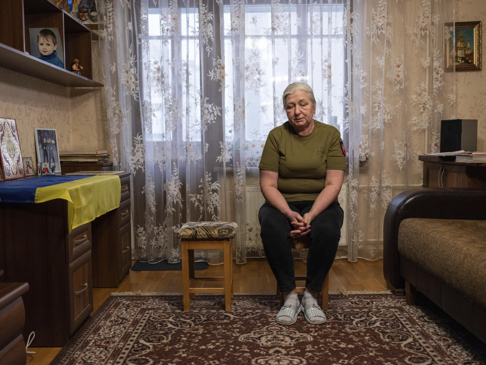 Iryna Reva, de 59 años, espera a su hijo Vladyslav en su apartamento en Kiev, Ucrania, el 9 de febrero de 2024. Vladyslav Reva, de 25 años, un soldado ucraniano, desapareció durante los combates contra las fuerzas rusas cerca en Donetsk el 24 de julio de 2022. (Foto AP/Evgeniy Maloletka)