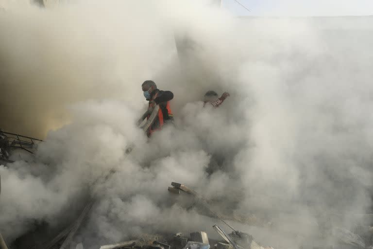 Bomberos palestinos extinguieron un incendio provocado por un ataque aéreo israelí en el campamento de refugiados de Khan Younis, al sur de la Franja de Gaza, el martes 7 de noviembre de 2023.