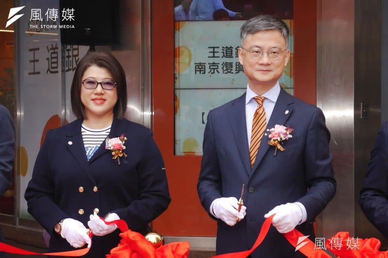 <cite>王道銀行董事長駱怡君（左）坦言，她小時候父親並沒有將她當成未來的接班人培養。（蔡親傑攝）</cite>