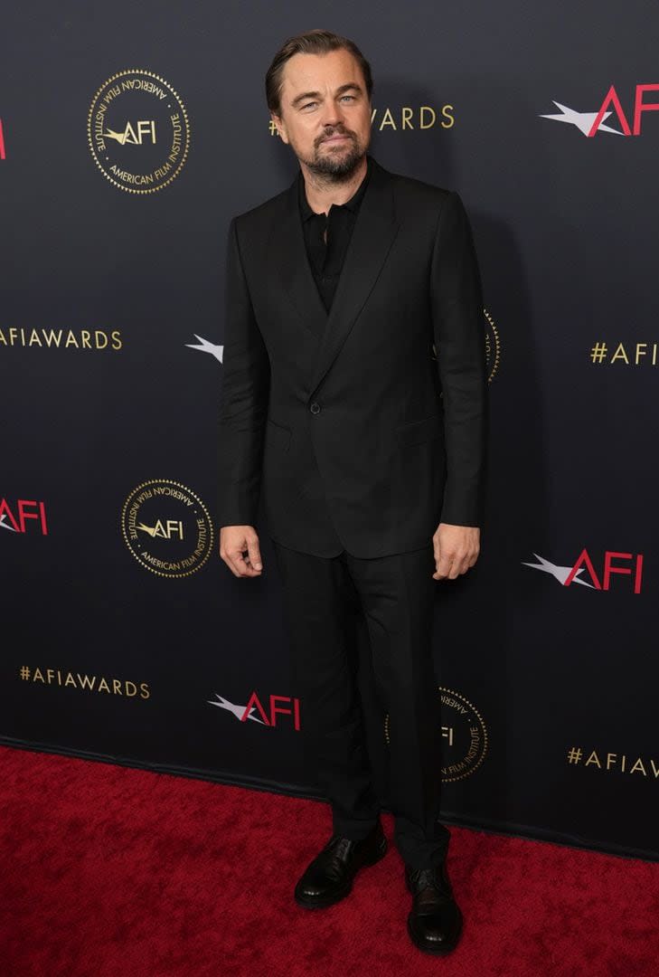 Leonardo DiCaprio, muy elegante, optó por un outfit total black