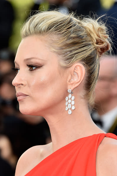 Chongo + volumen. Si a tu melena le falta ‘cuerpo’ y densidad, opta por el peinado que llevó Kate Moss. Un chongo despeinado con un voluminoso jopo en el centro del cabello. - Foto: Pascal Le Segretain/Getty Images