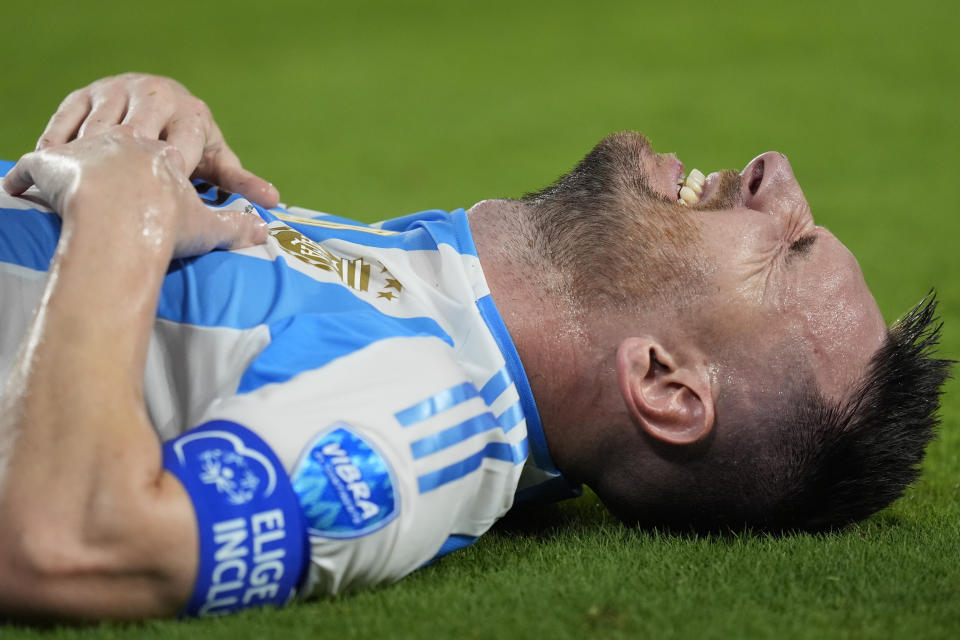 El atacante argentino Lionel Messi se retuerce de dolor durante la final de la Copa América contra Colombia, el domingo 14 de julio de 2024, en Miami Gardens, Florida. (AP Foto/Rebecca Blackwell)