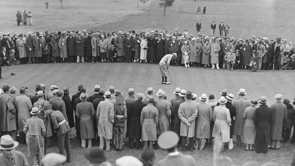 Smith pars the 16th. (Bettmann Archives/Getty Images)