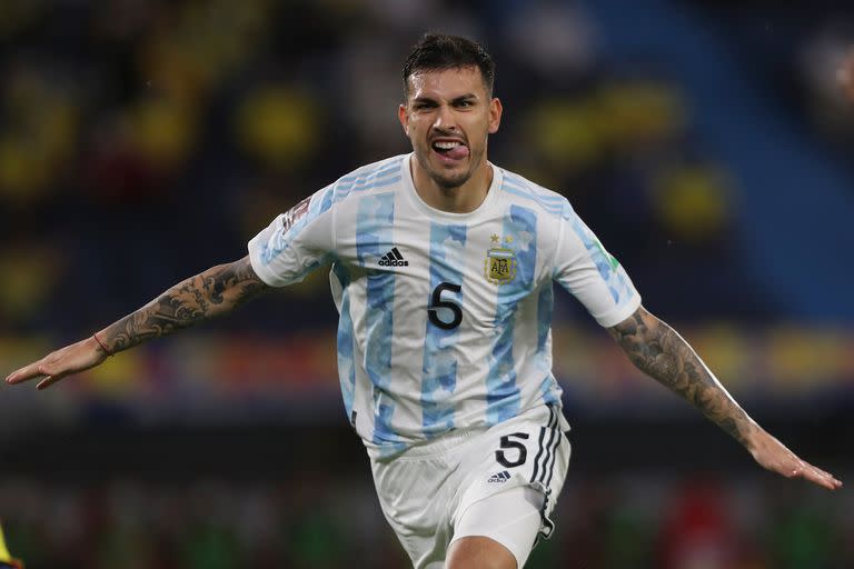 Leandro Paredes festeja el segundo gol de Argentina frente a Colombia por las eliminatorias de la Copa del Mundo Catar 2022.