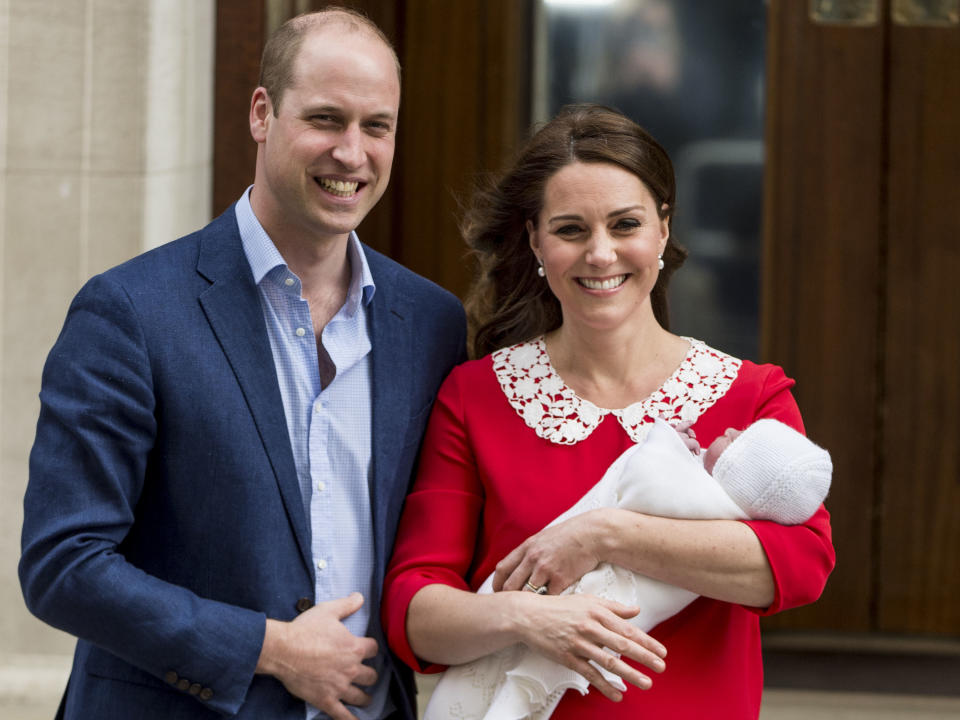 LONDON, ENGLAND - APRIL 23:  Prince William, Duke of Cambridge and Catherine, Duchess of Cambridge leave with their new born baby boy from the Lindo Wing, St Mary's Hospital on April 23, 2018 in London, England. The Duchess of Cambridge gave birth to a boy at 11.01 BST, weighing 8lb 7oz.  (Photo by Mark Cuthbert/UK Press via Getty Images)