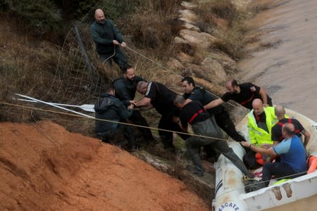 Los equipos de rescate en una lancha ayudan a un hombre atrapado en uan riada en San Pedro del Pinatar