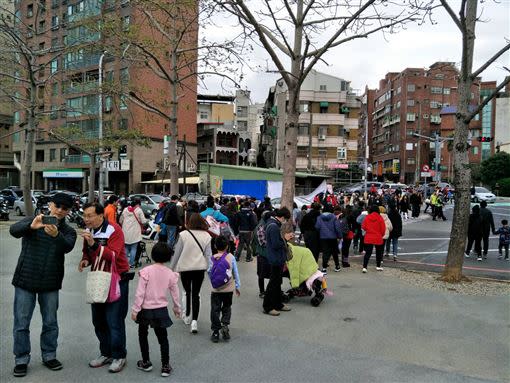 新竹市立動物園外仍有大批遊客排隊等著入園。（圖／陳弋攝影）