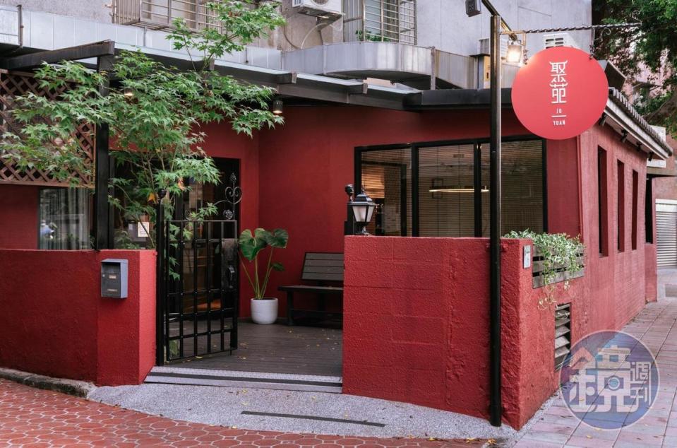 紅色外觀的「聚苑」，深有中式餐廳的喜慶感。
