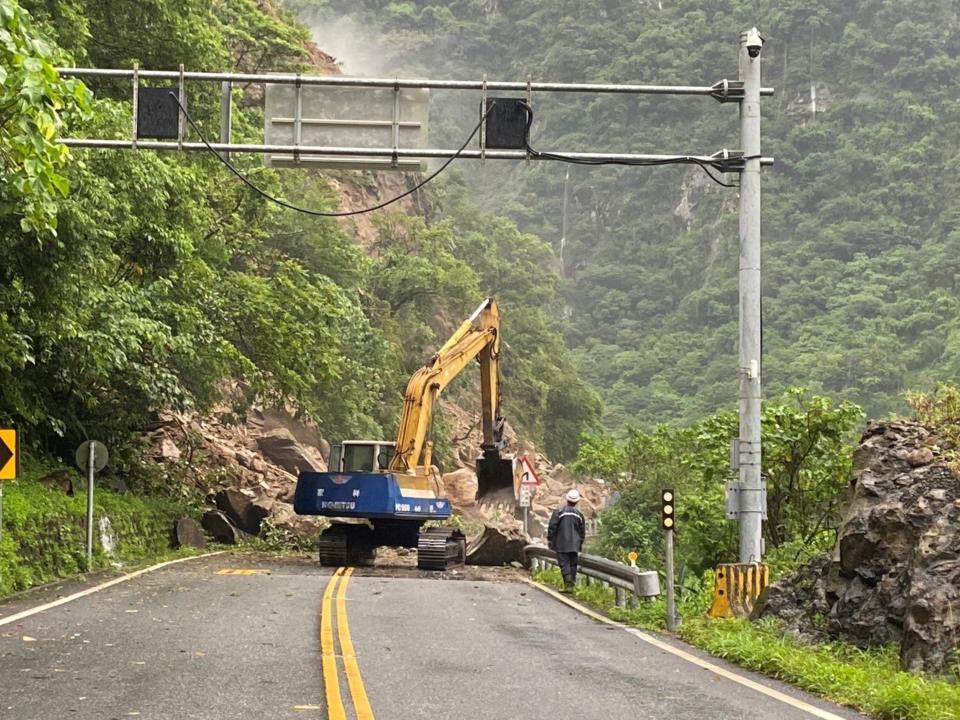 受颱風杜蘇芮外圍環流影響，台8線179.5K溪畔路段27日下午發生上邊坡落石坍方，公路總局第四區養護工程處獲報隨即加派人力、機具進駐待命。（圖／公路總局第四區養護工程處提供）