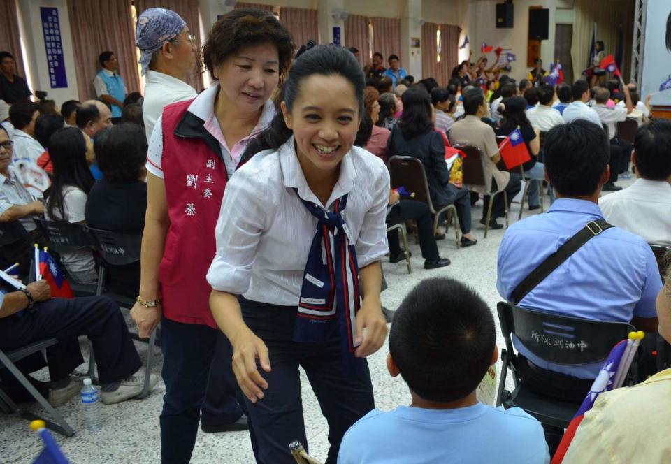 陳以真即將到嘉義縣吳鳳科技大學任教，圖為她競選嘉義市長時拜票的畫面。   圖：蔡坤龍/攝（資料照）