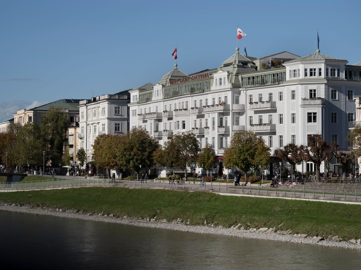 You can’t miss the facade of the impressive five-star hotel (Hotel Sacher Salzburg)