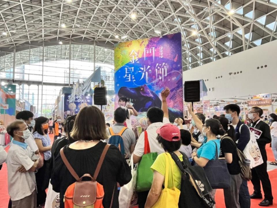 高雄市旅行公會國際旅展首日即吸引大批人潮前往搶便宜。（記者王正平攝）